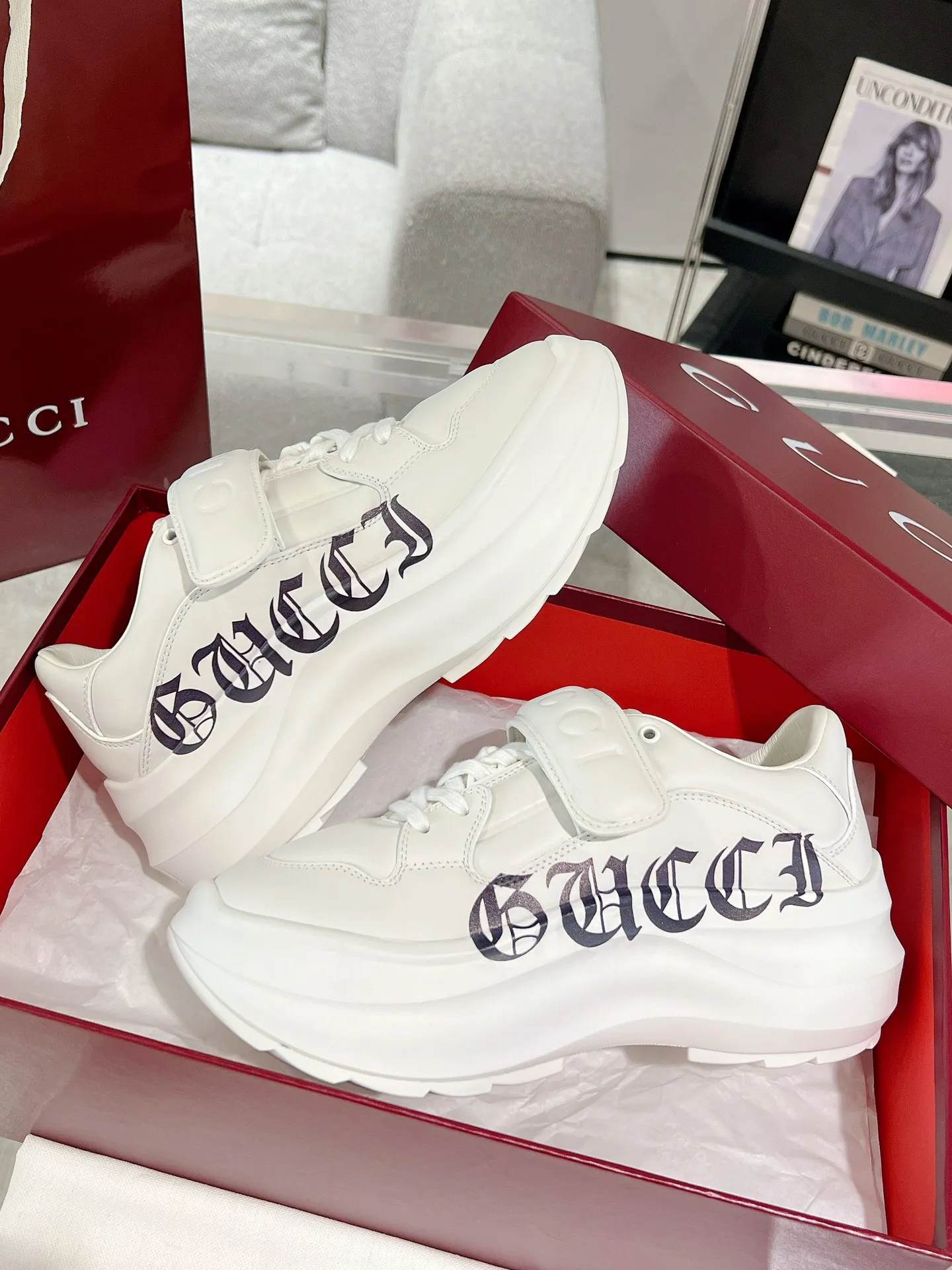 👟👟Ex-factory price 700👟👟 Gucci Wave women's wedge sneakers, wave shoes, Velcro dad shoes, original purchase, development and production. Creative director Sabato De Sarno presents new sneakers inspired by lightness and agility. This shoe has a sculptural thick sole shape and is made of lightweight ethylene vinyl acetate (EVA) material. It is comfortable and durable, and has a soft and waxy feel like stepping on waves. It is embellished with the Gucci handwritten logo and injects the brand's classic style. Original customized cowhide. Original customized soft sheepskin lining. Original molded Eva outsole. Bottom thickness: 5cm in front and 6.3cm in back. Size: 35-40#